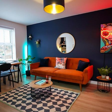 Neon Road At Park House Peterborough City Centre Apartment Eksteriør billede