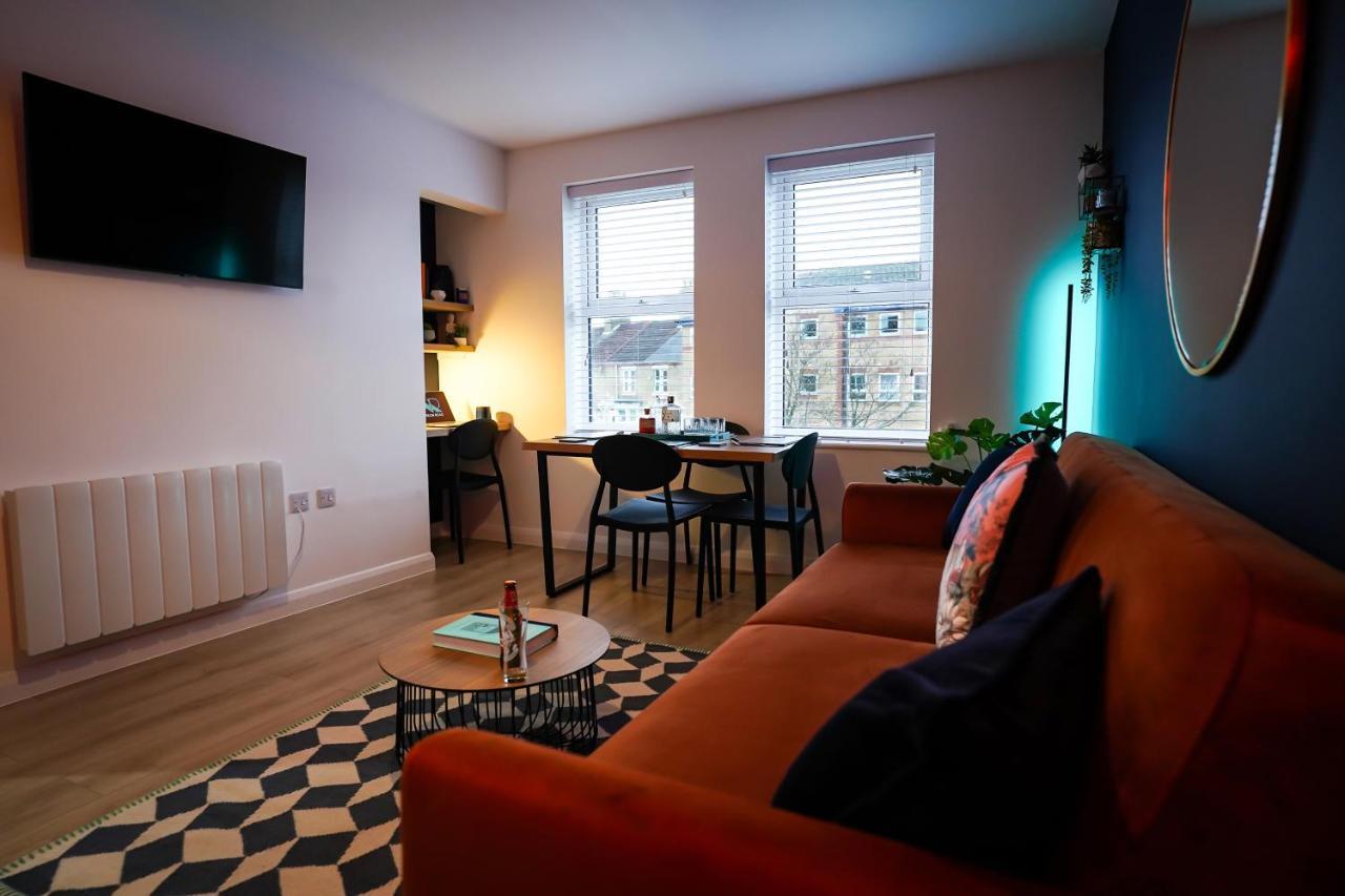 Neon Road At Park House Peterborough City Centre Apartment Eksteriør billede