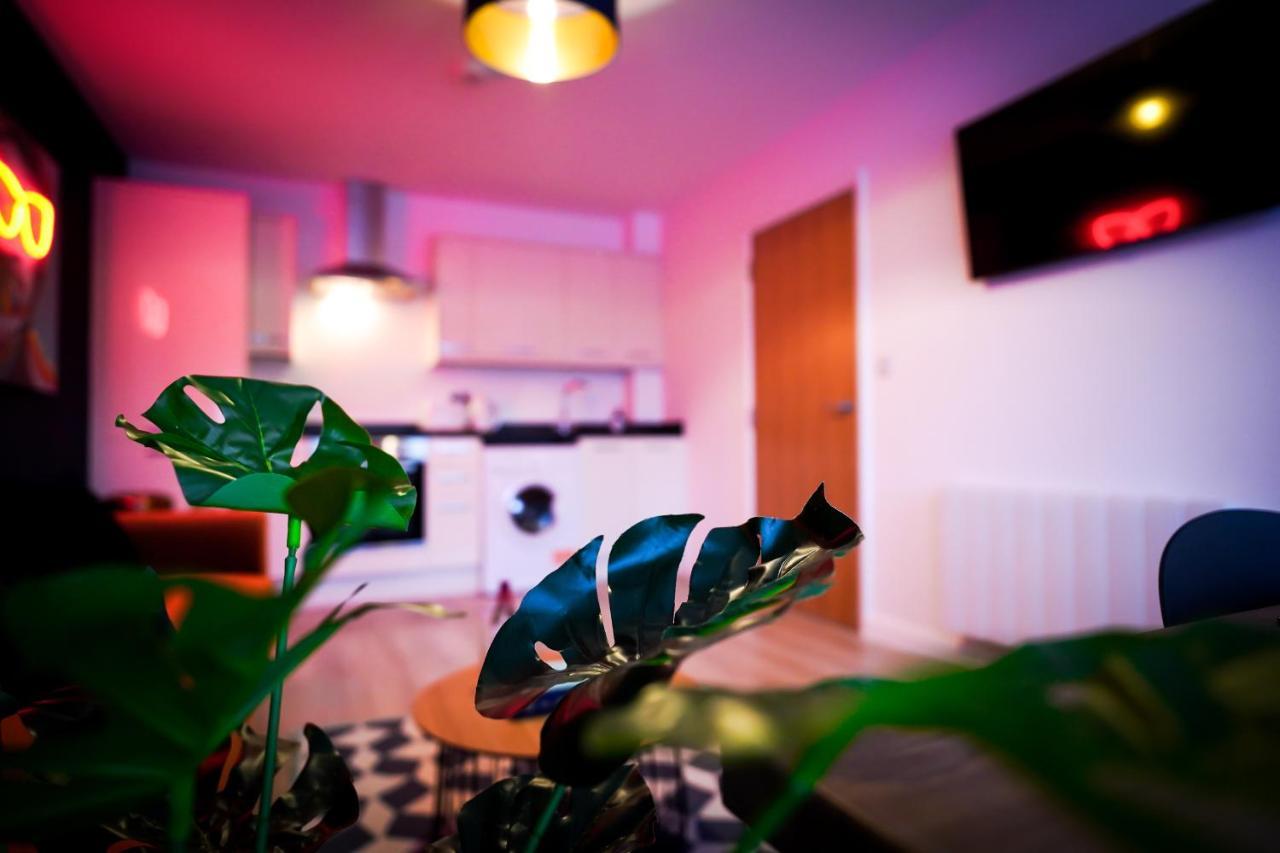 Neon Road At Park House Peterborough City Centre Apartment Eksteriør billede