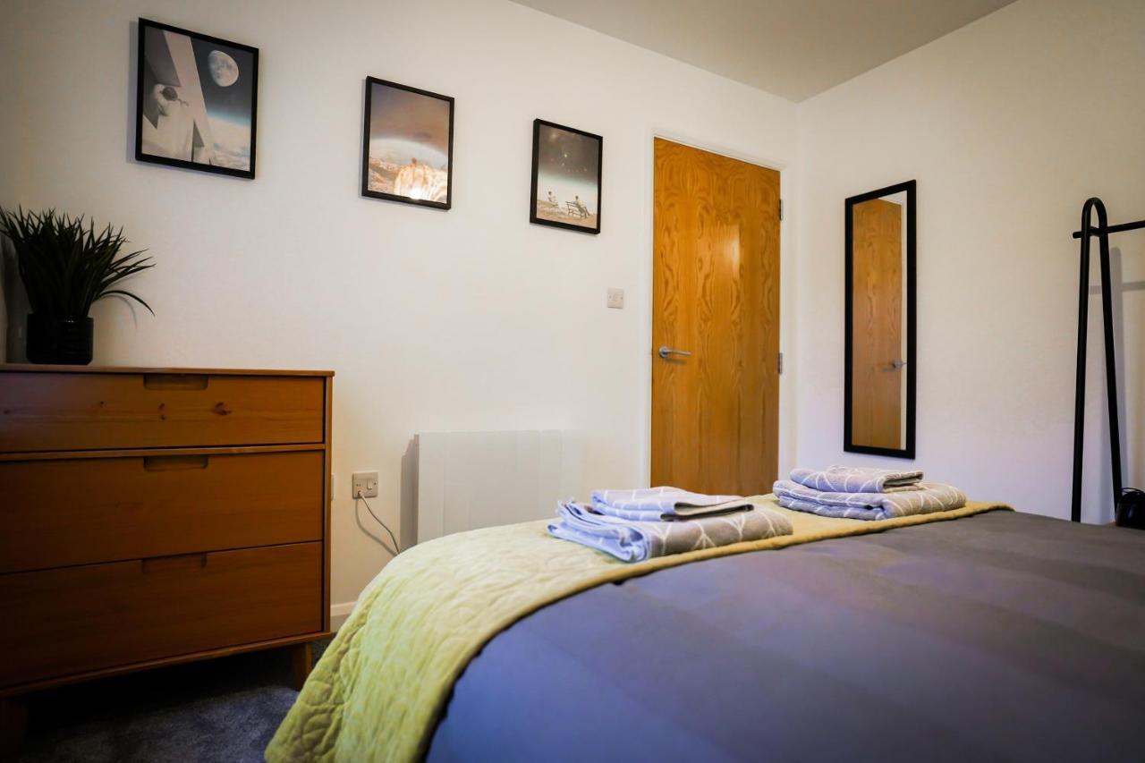 Neon Road At Park House Peterborough City Centre Apartment Eksteriør billede
