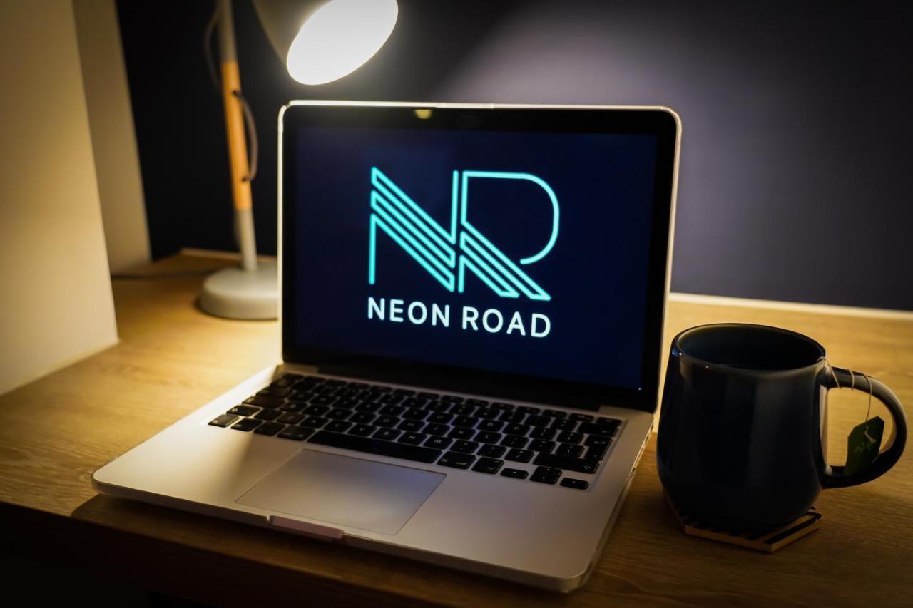 Neon Road At Park House Peterborough City Centre Apartment Eksteriør billede