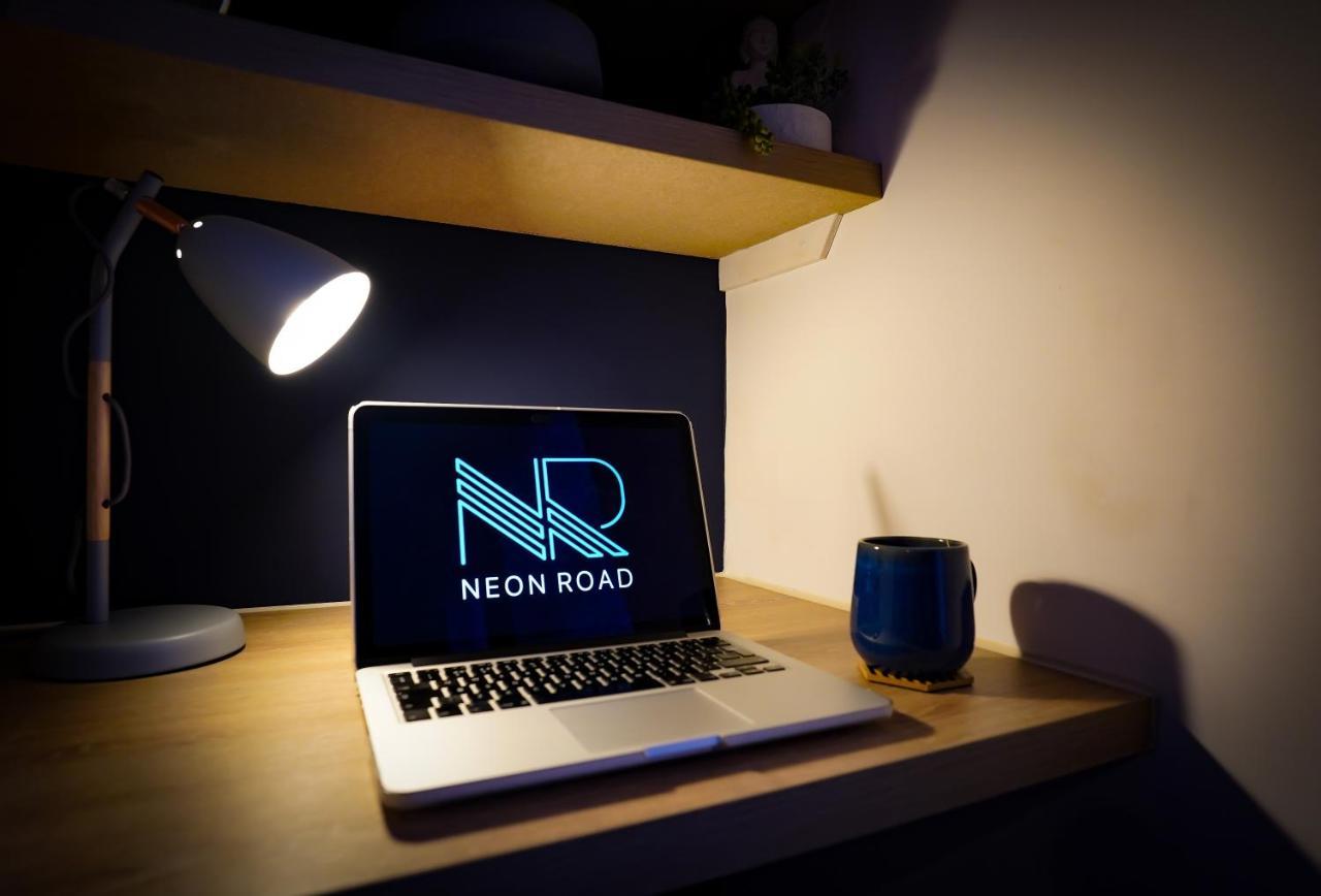 Neon Road At Park House Peterborough City Centre Apartment Eksteriør billede