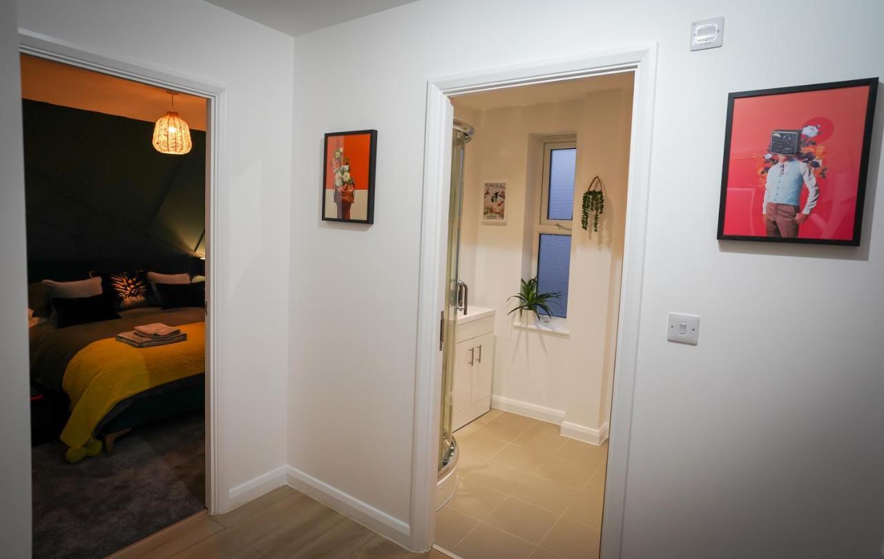 Neon Road At Park House Peterborough City Centre Apartment Eksteriør billede