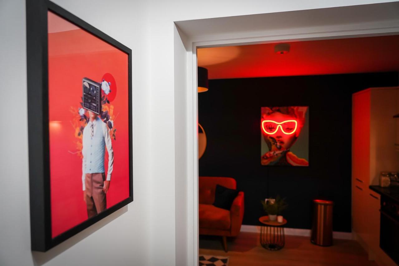 Neon Road At Park House Peterborough City Centre Apartment Eksteriør billede