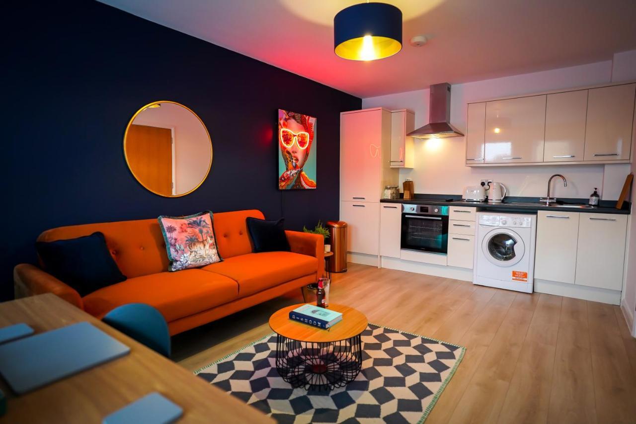 Neon Road At Park House Peterborough City Centre Apartment Eksteriør billede