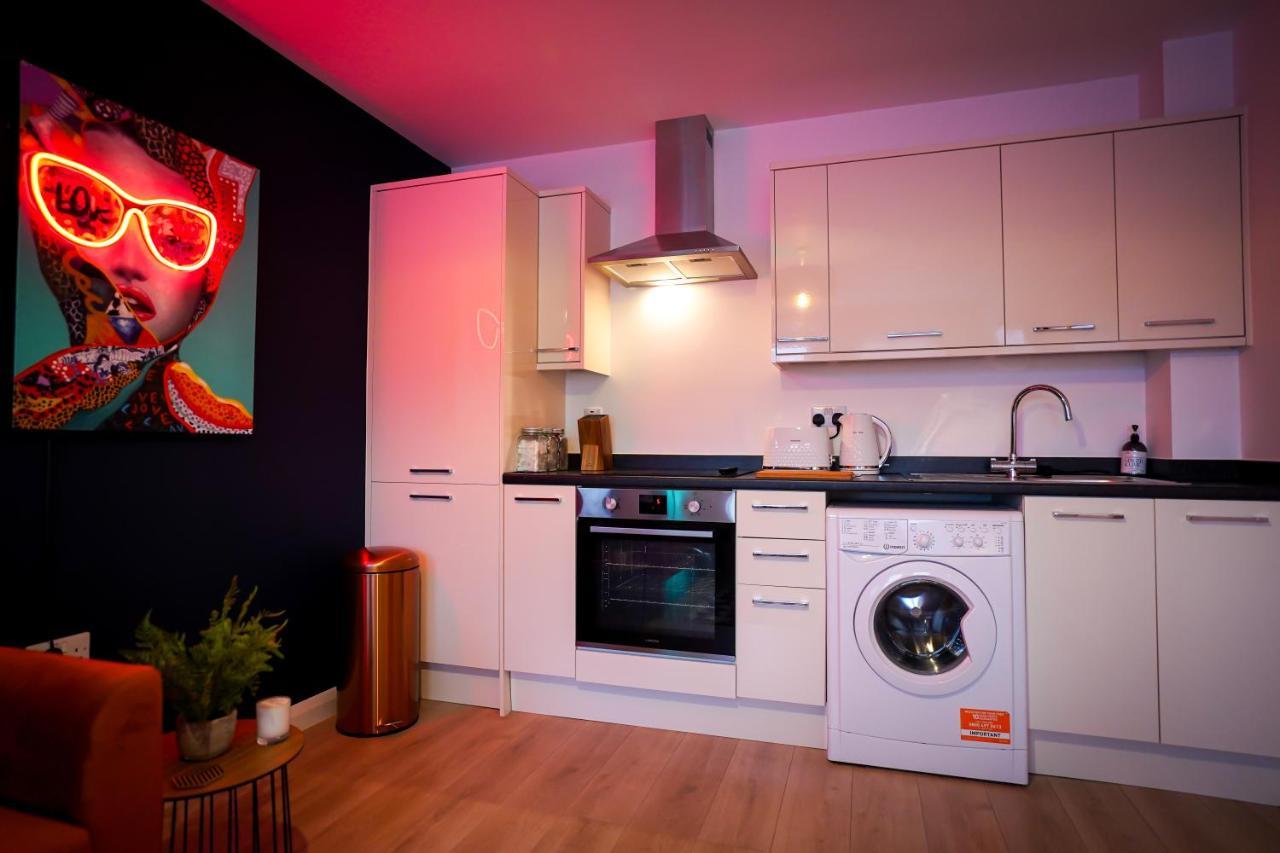 Neon Road At Park House Peterborough City Centre Apartment Eksteriør billede