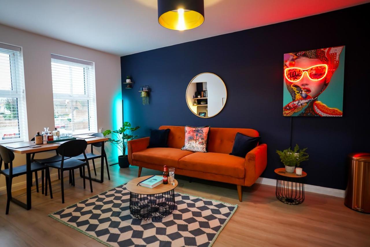 Neon Road At Park House Peterborough City Centre Apartment Eksteriør billede